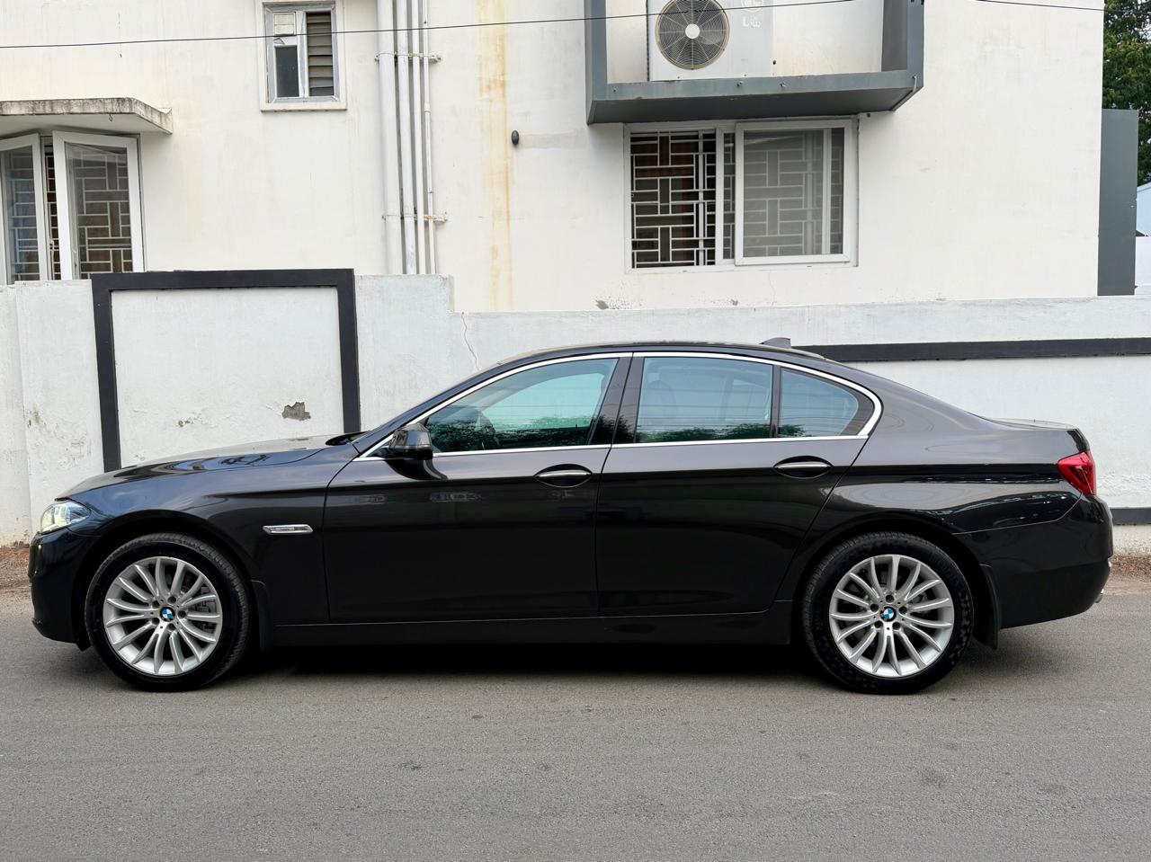 BMW 5 Series - Image 7