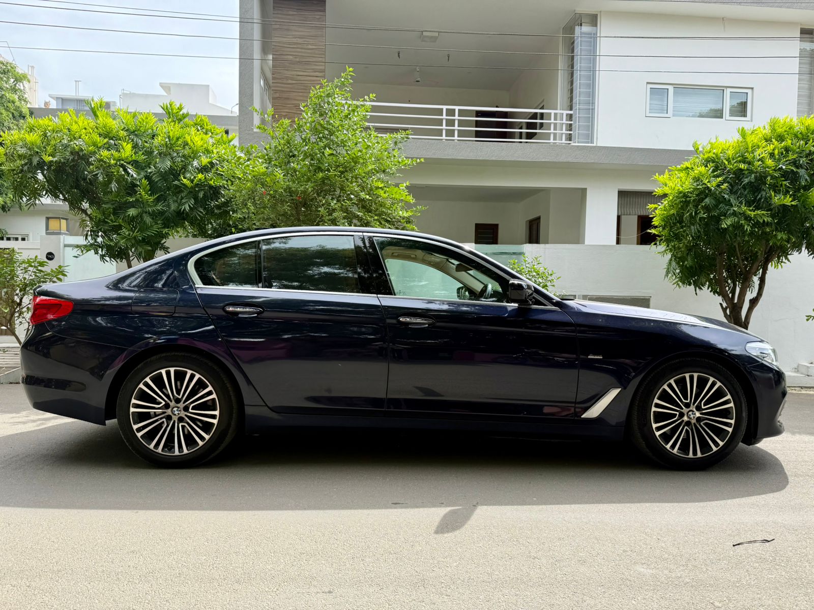 BMW 5 Series - Image 2