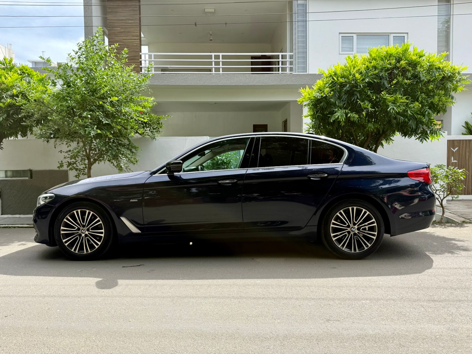 BMW 5 Series - Image 4