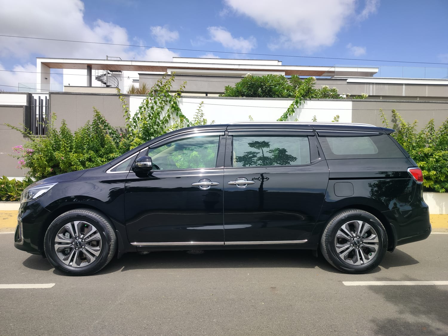 Kia Carnivel - Image 4