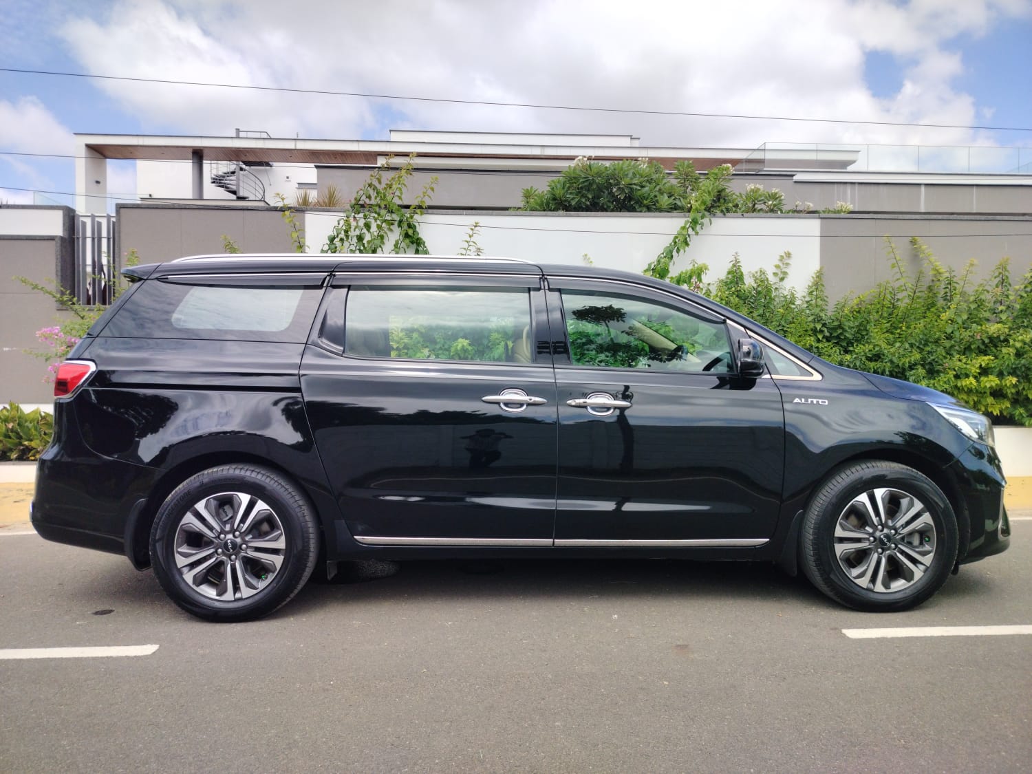 Kia Carnivel - Image 7