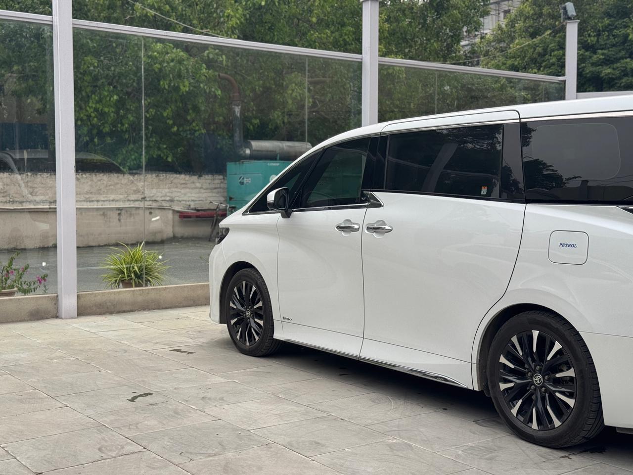Toyota Vellfire - Image 5