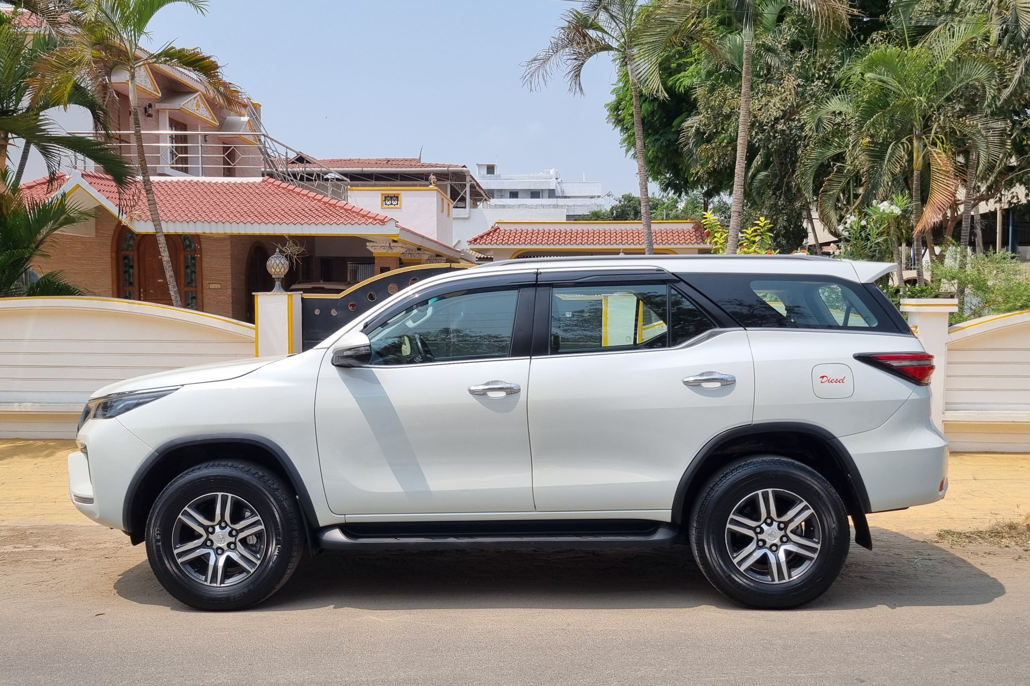 Toyota Fortuner - Image 2