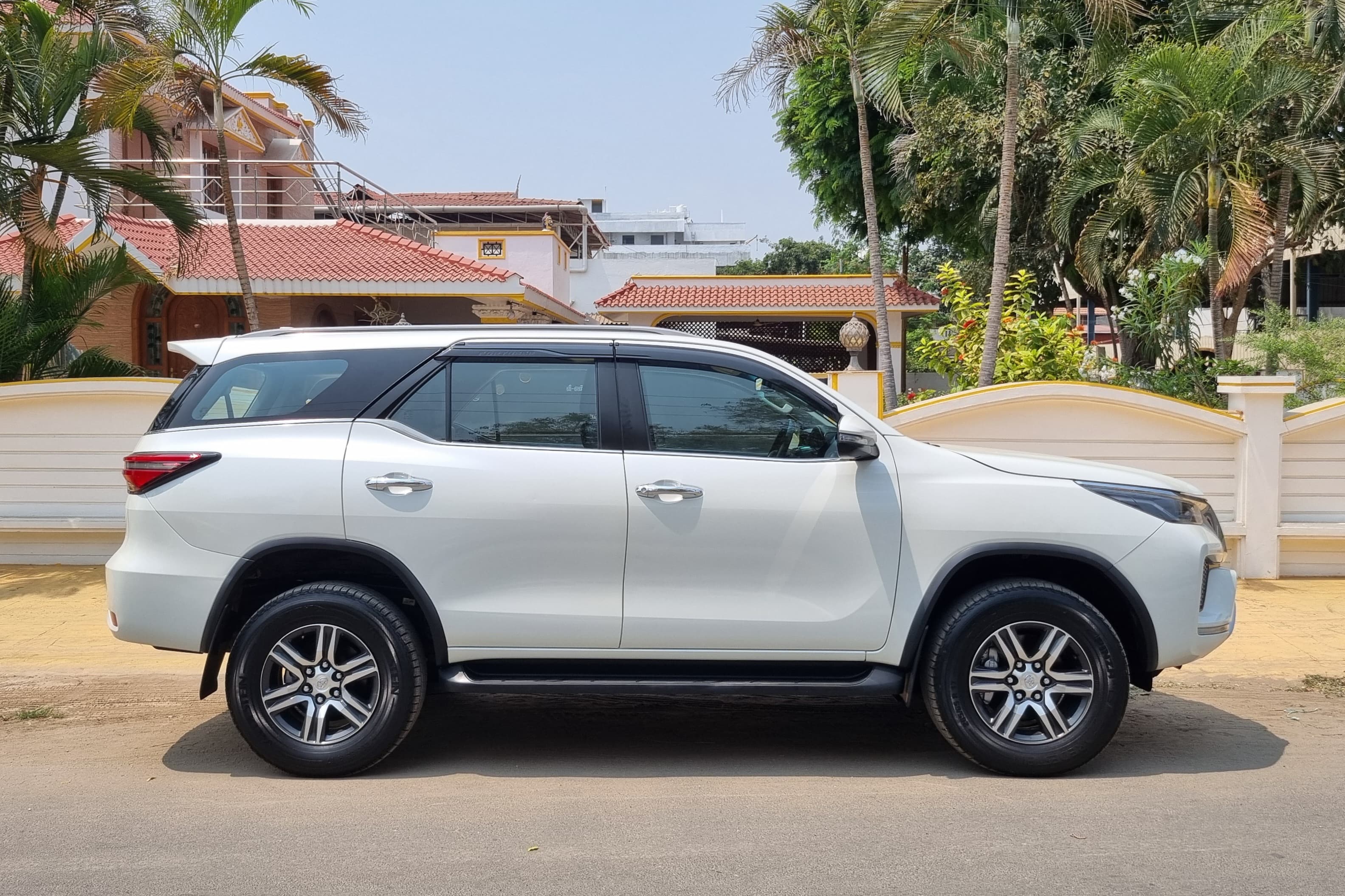 Toyota Fortuner - Image 3