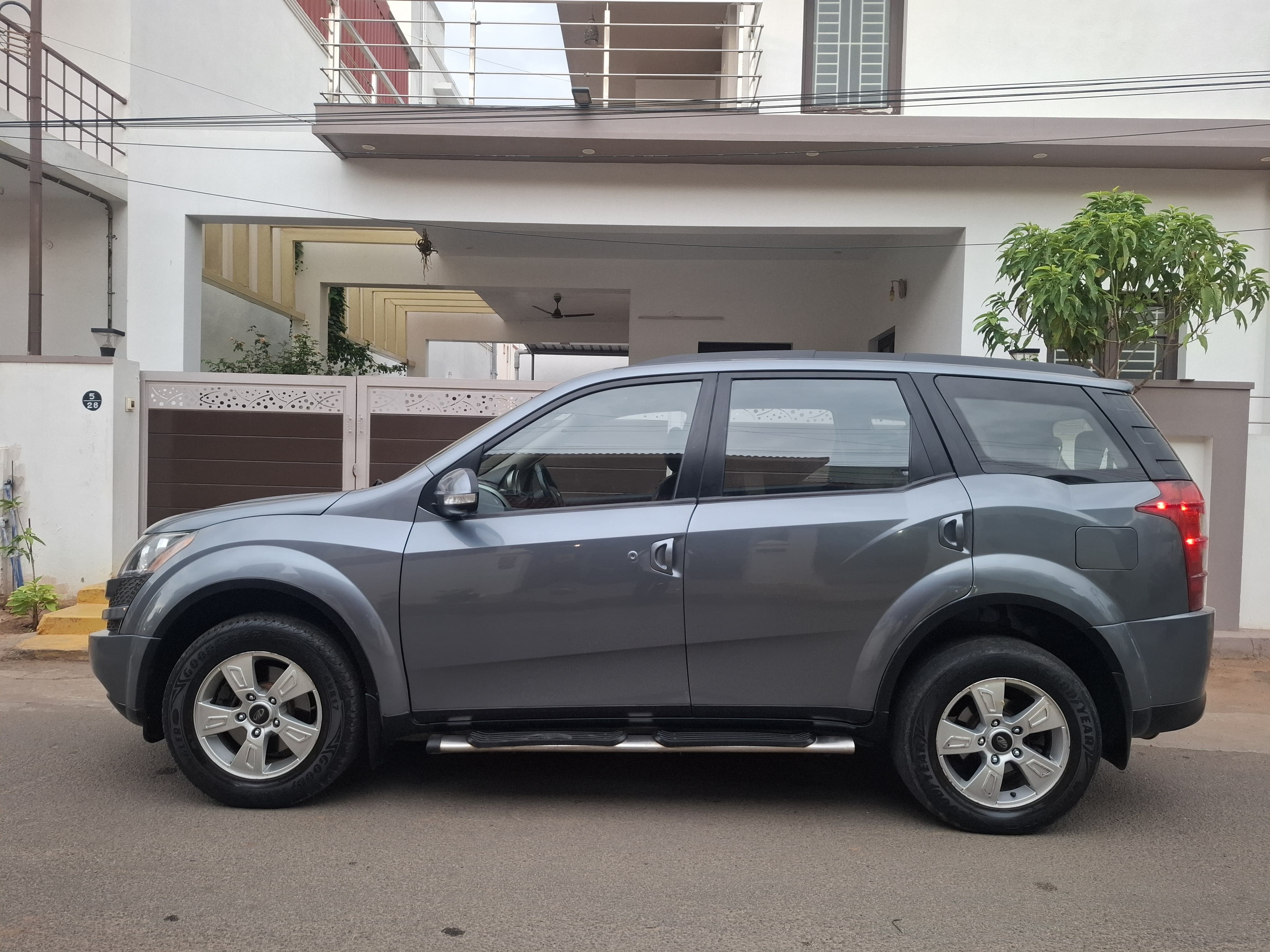 Mahindra XUV500 - Image 3