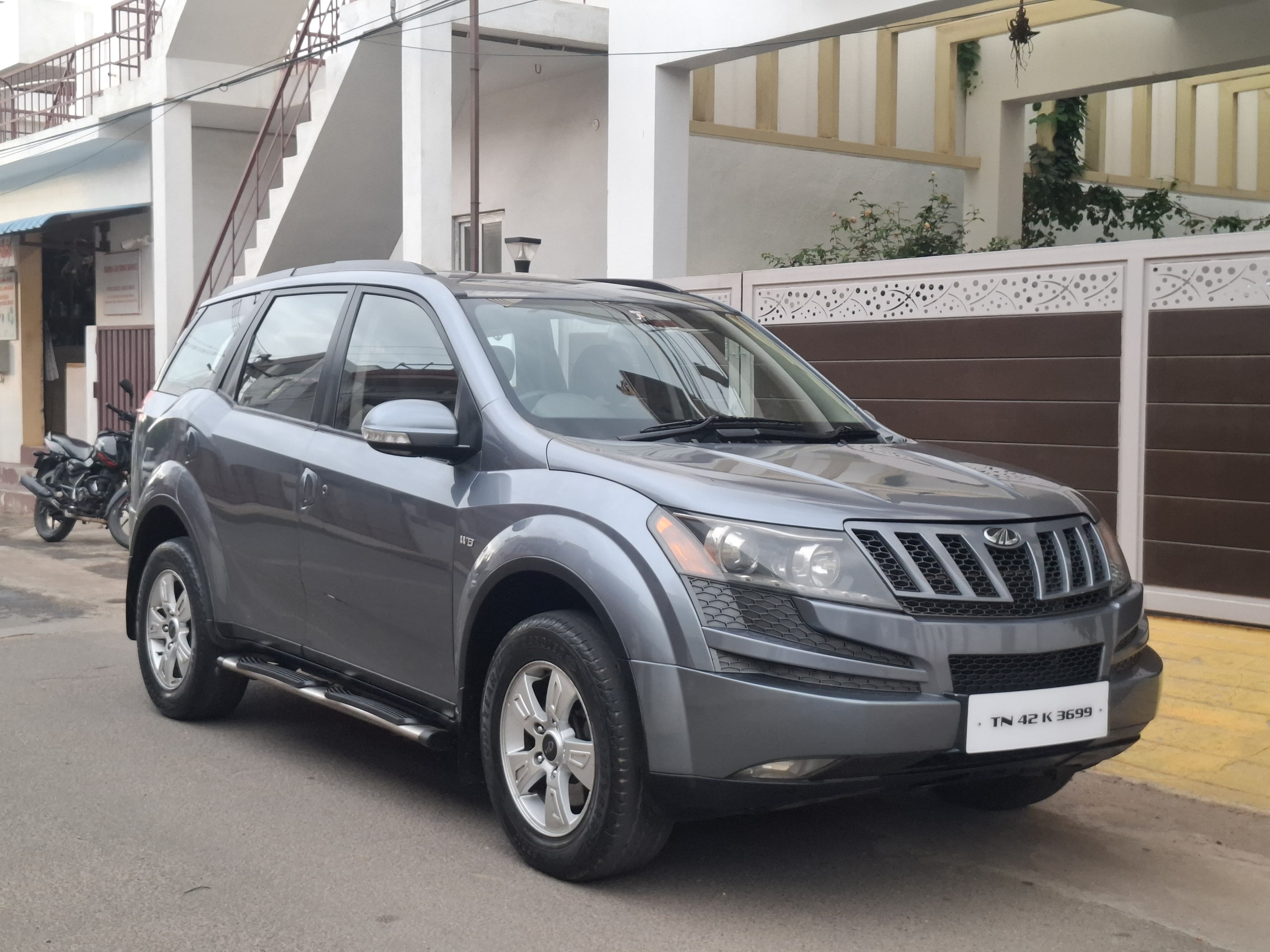 Mahindra XUV500 - Image 4