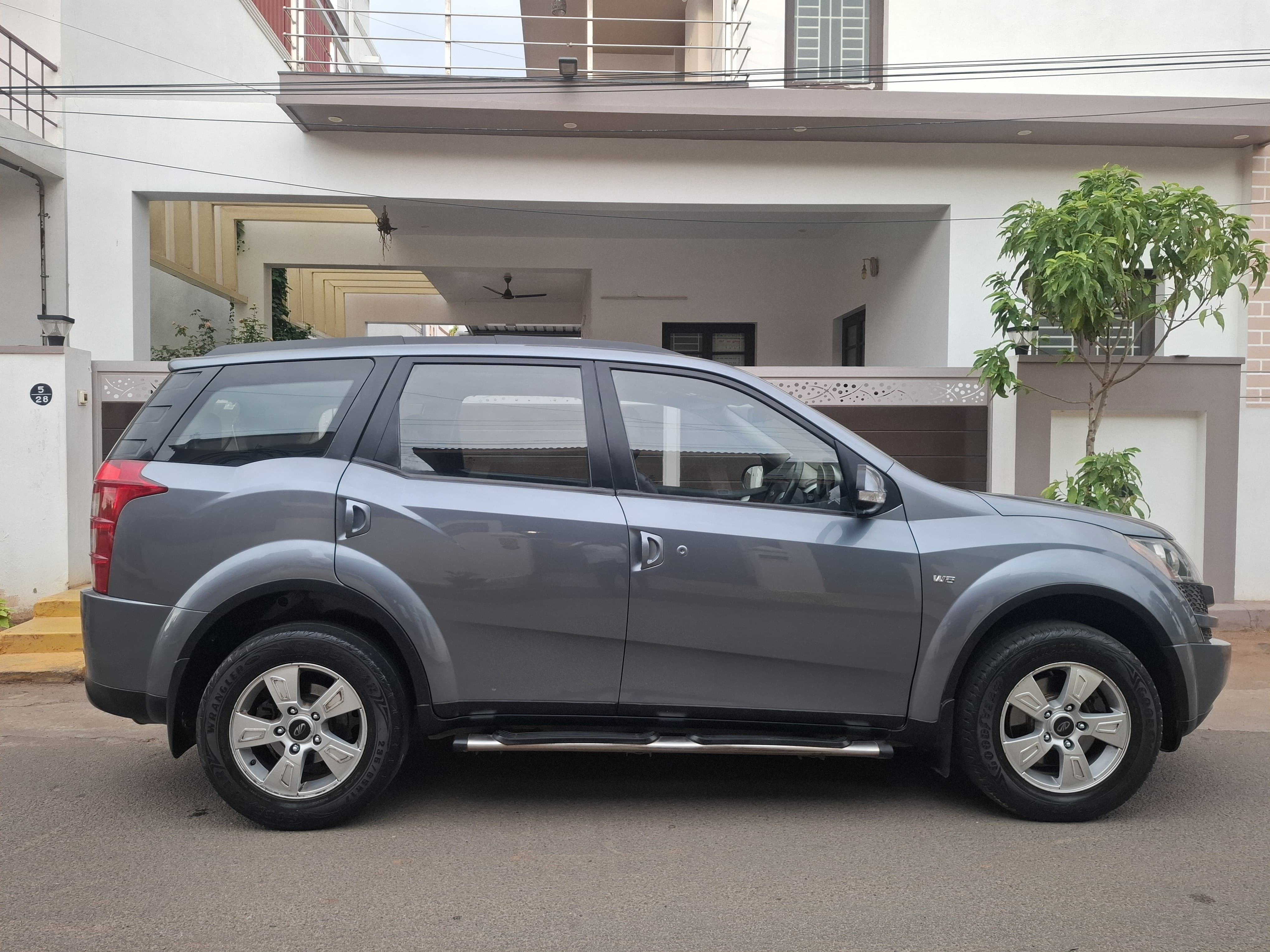 Mahindra XUV500 - Image 2