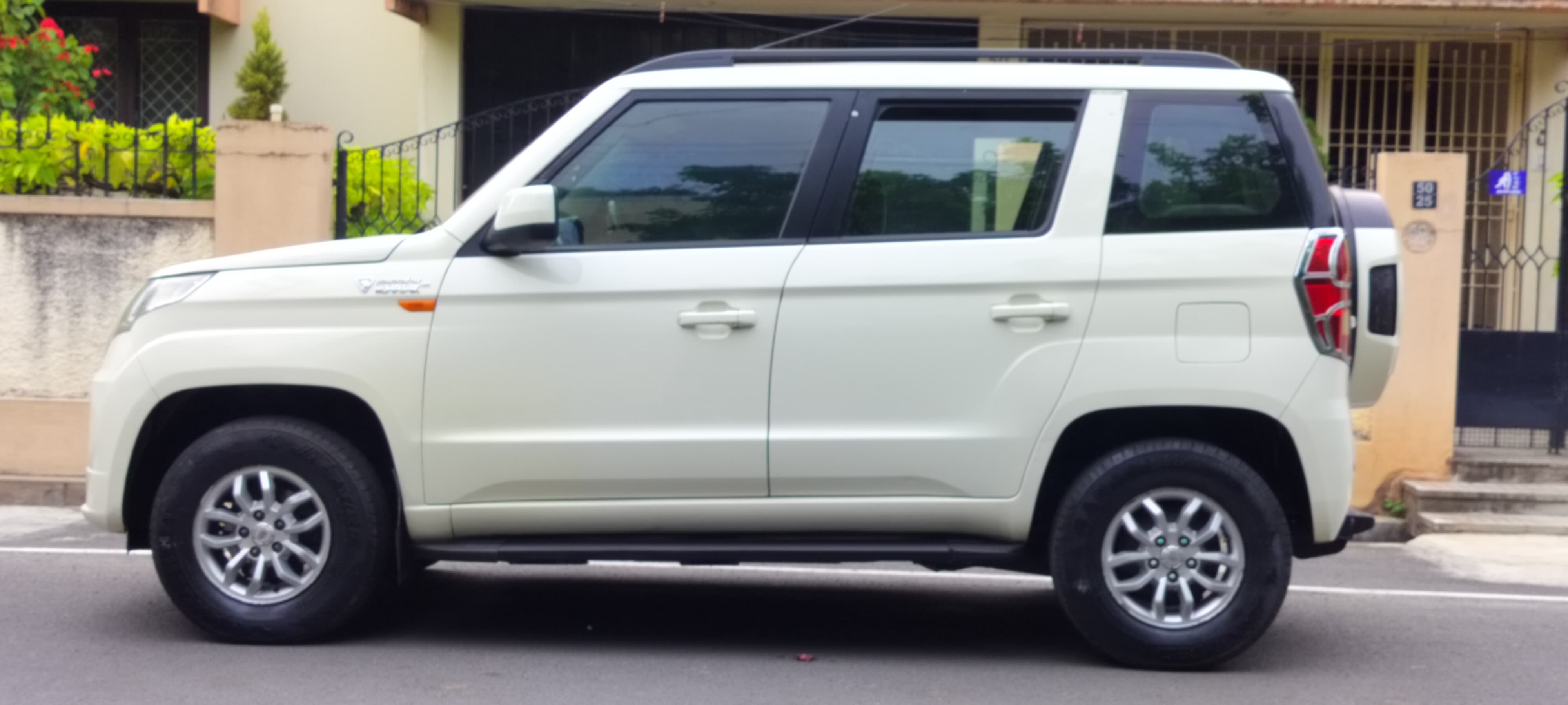 Mahindra TUV300 - Image 4