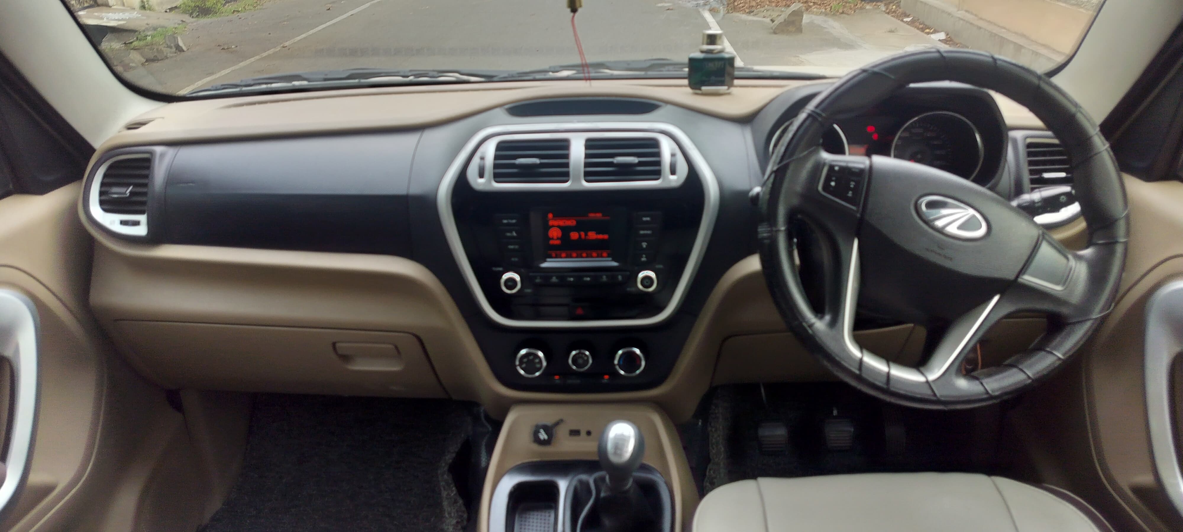 Mahindra TUV300 - Image 10