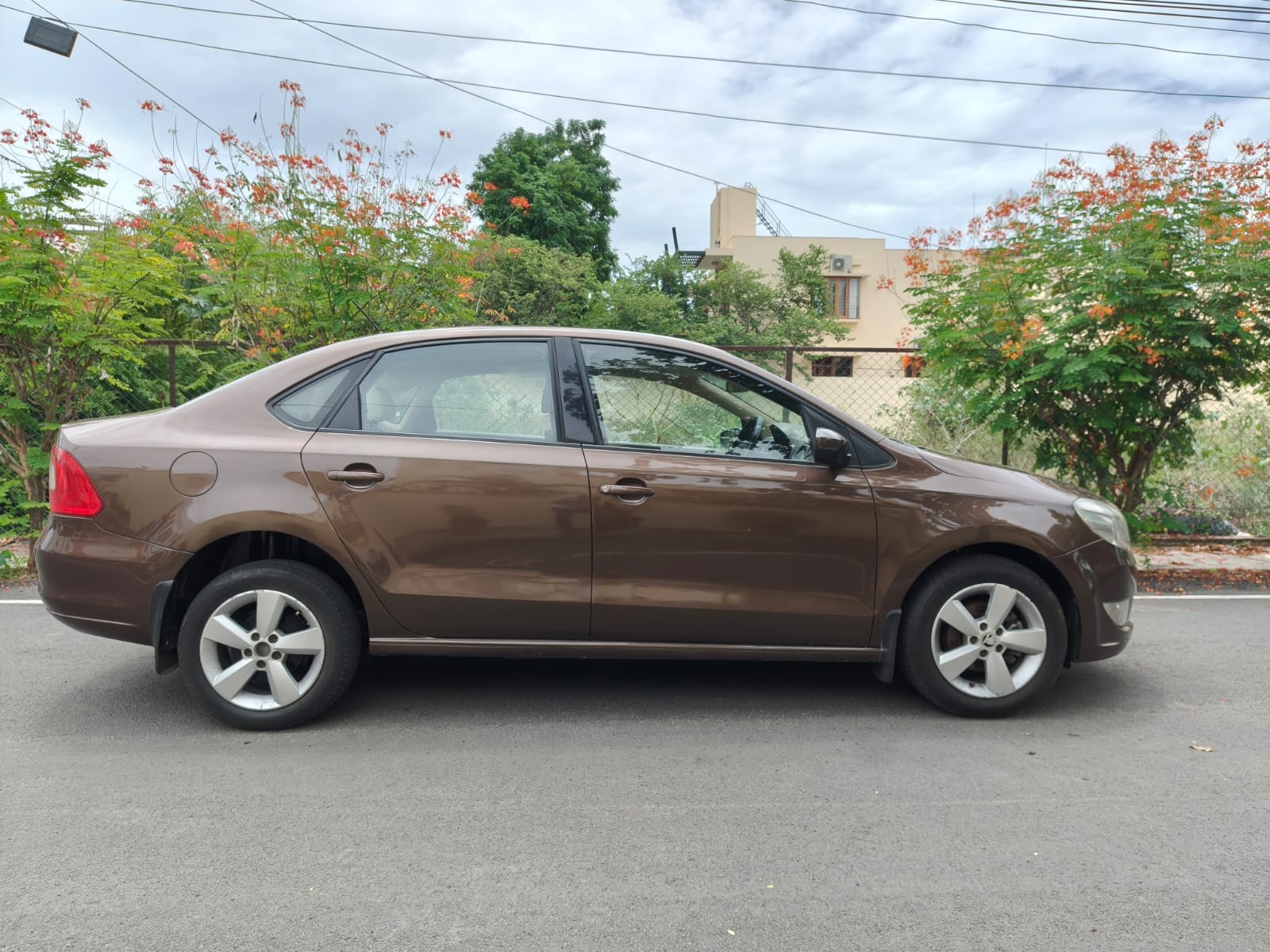 Skoda Rapid - Image 2