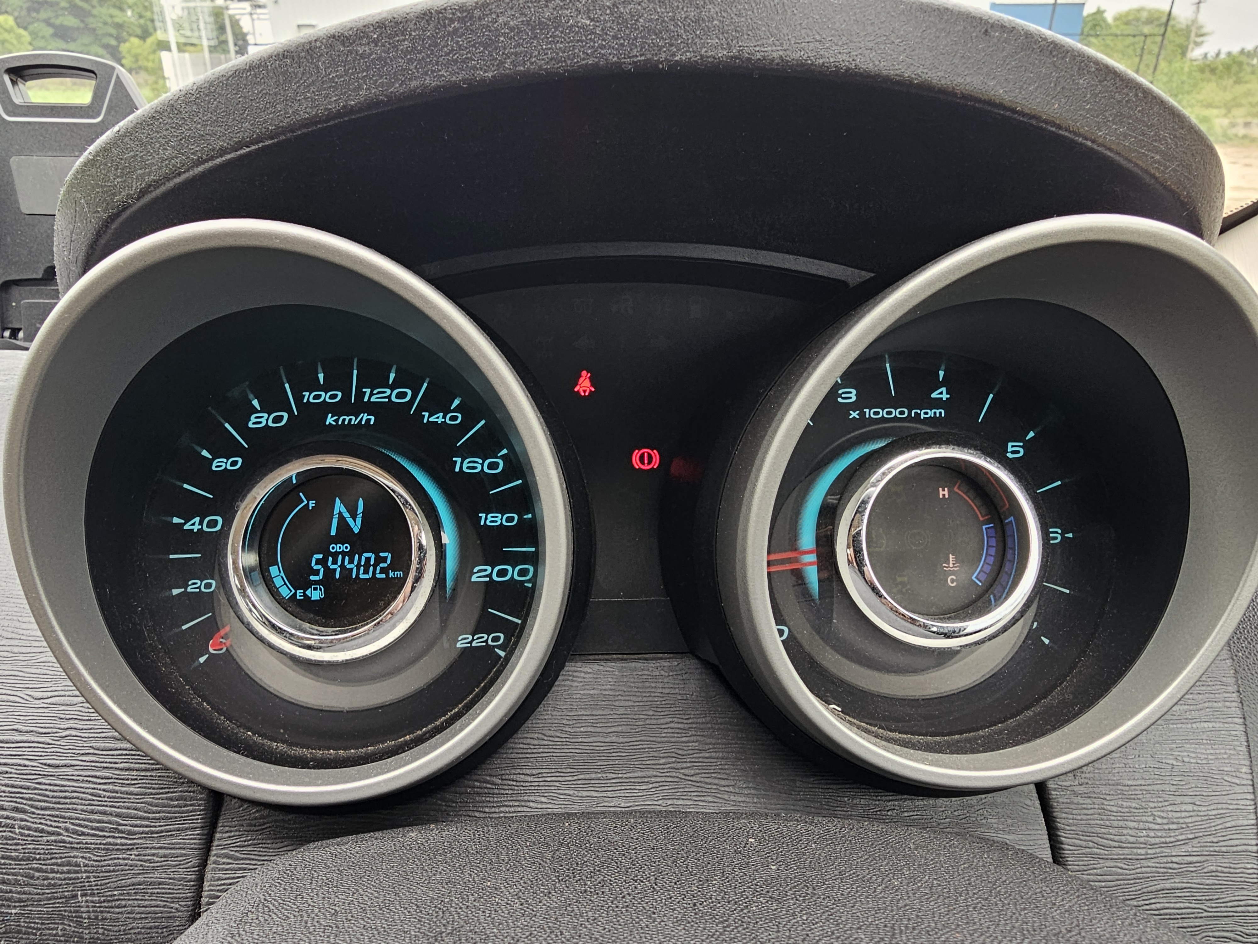 Mahindra XUV500 - Image 12