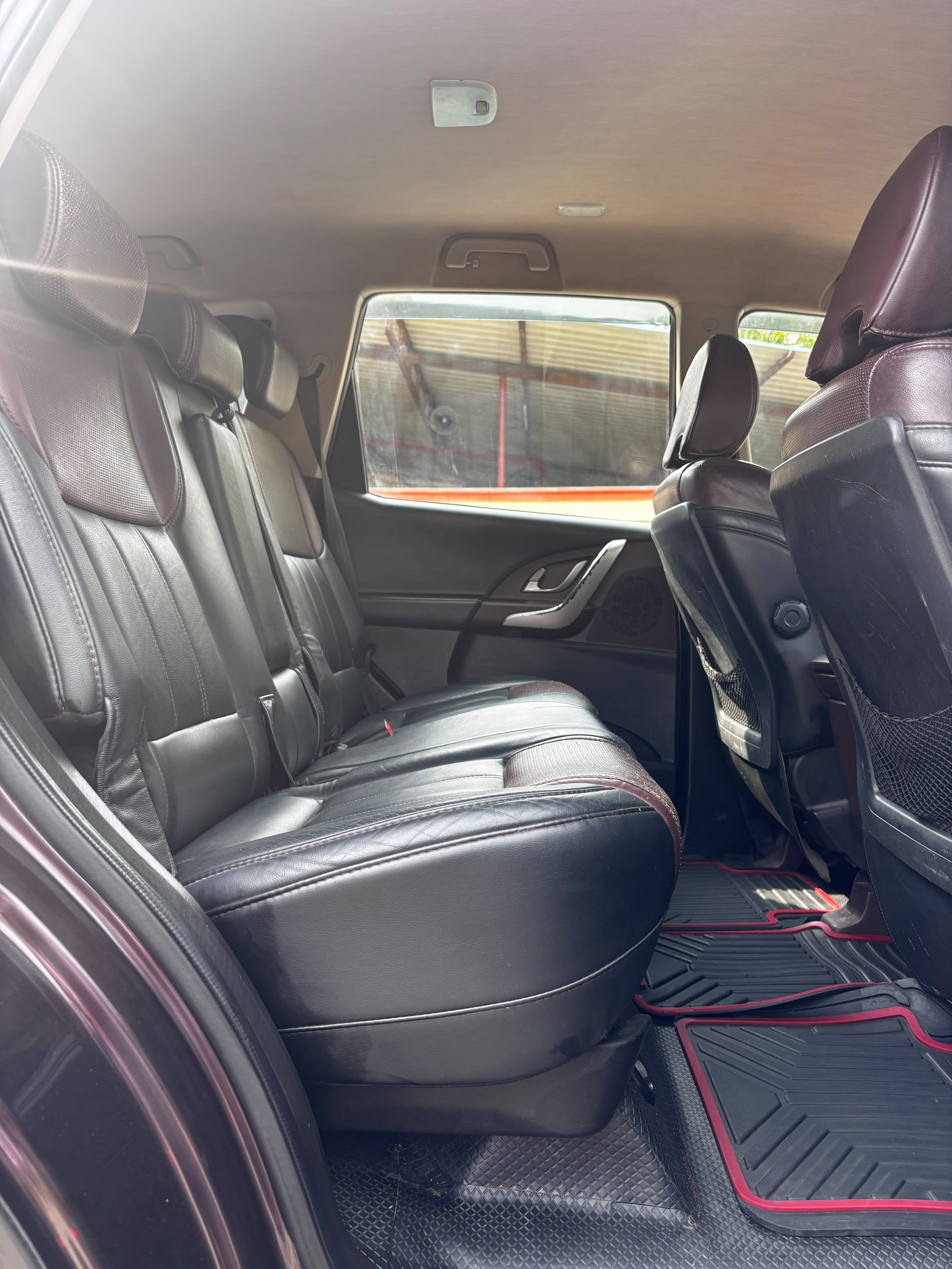 Mahindra XUV500 - Image 7