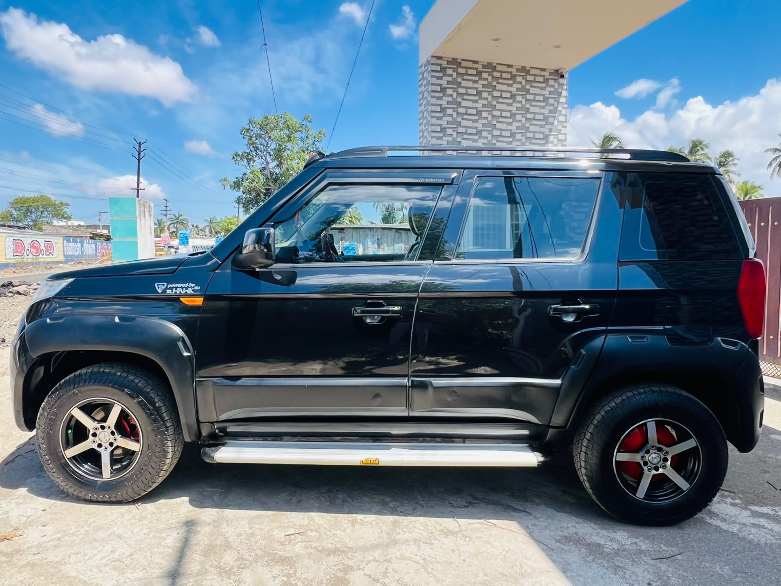 Mahindra TUV300 - Image 5