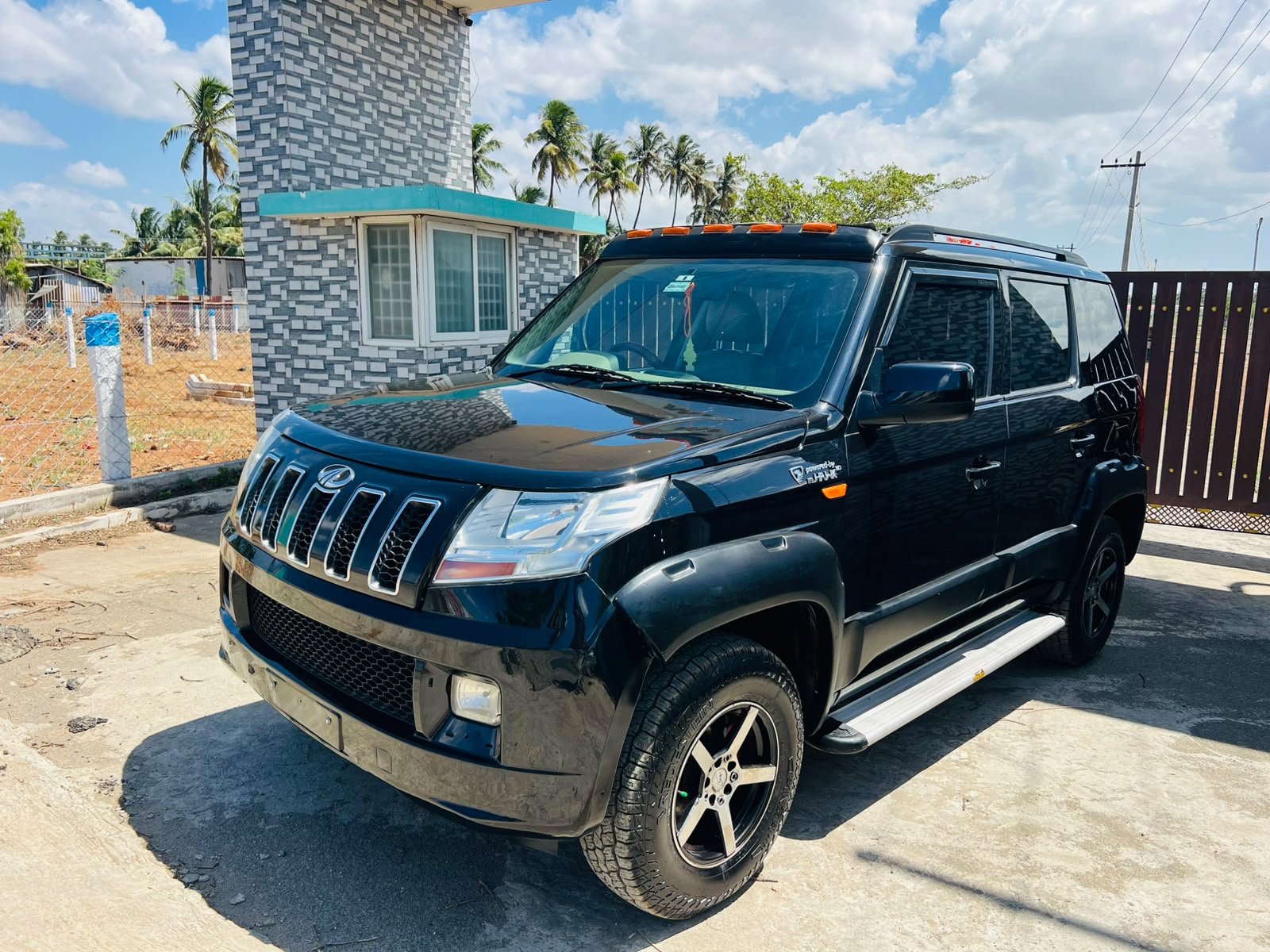 Mahindra TUV300 - Image 2