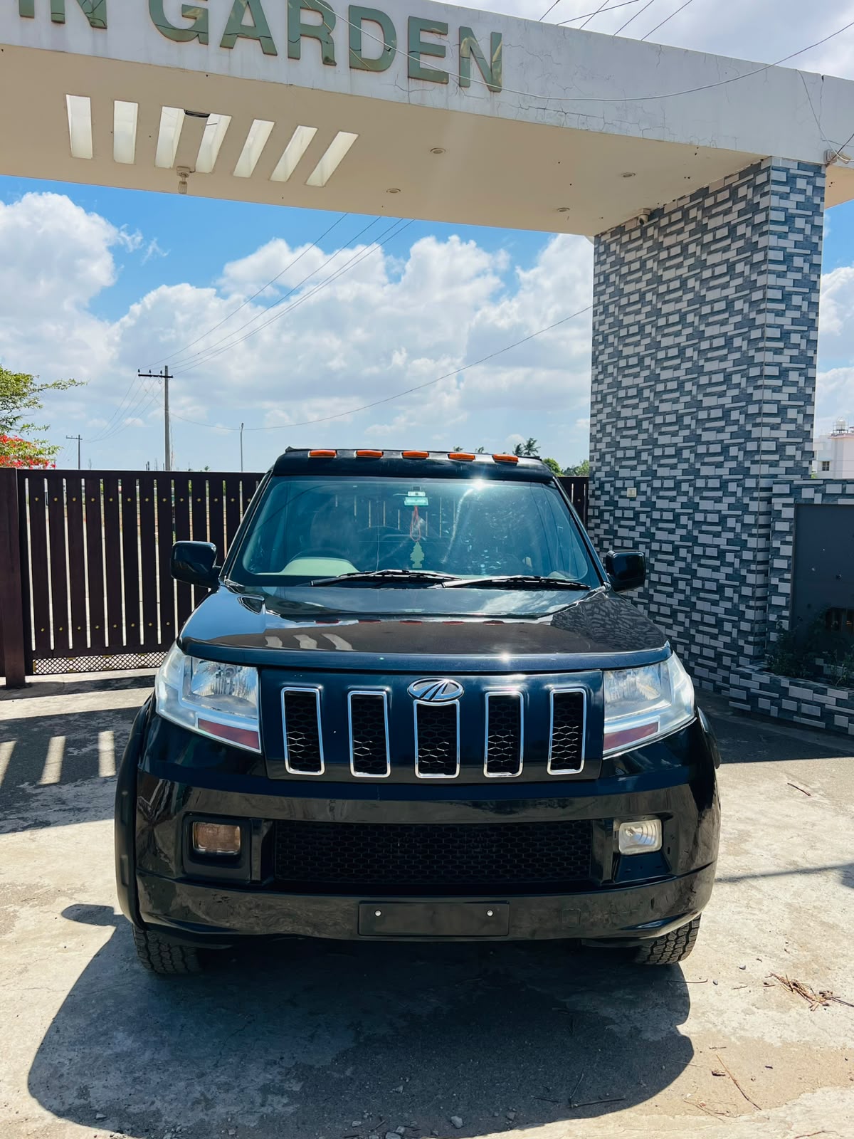 Mahindra TUV300