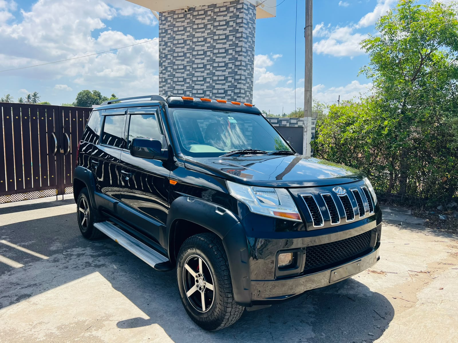 Mahindra TUV300 - Image 3