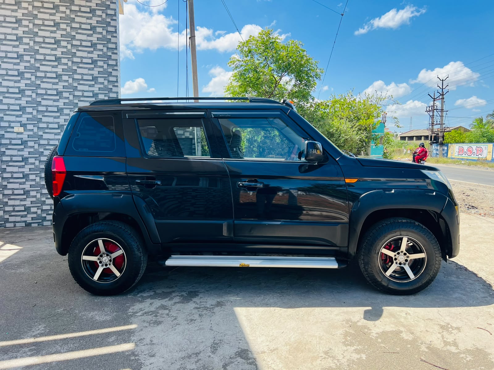 Mahindra TUV300 - Image 4