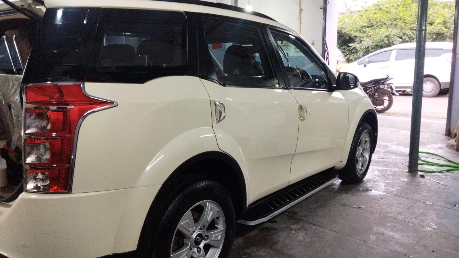 Mahindra XUV500 - Image 4