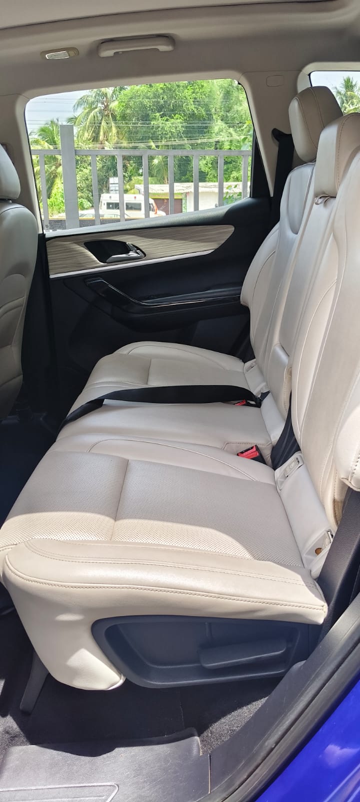 Mahindra XUV700 - Image 13