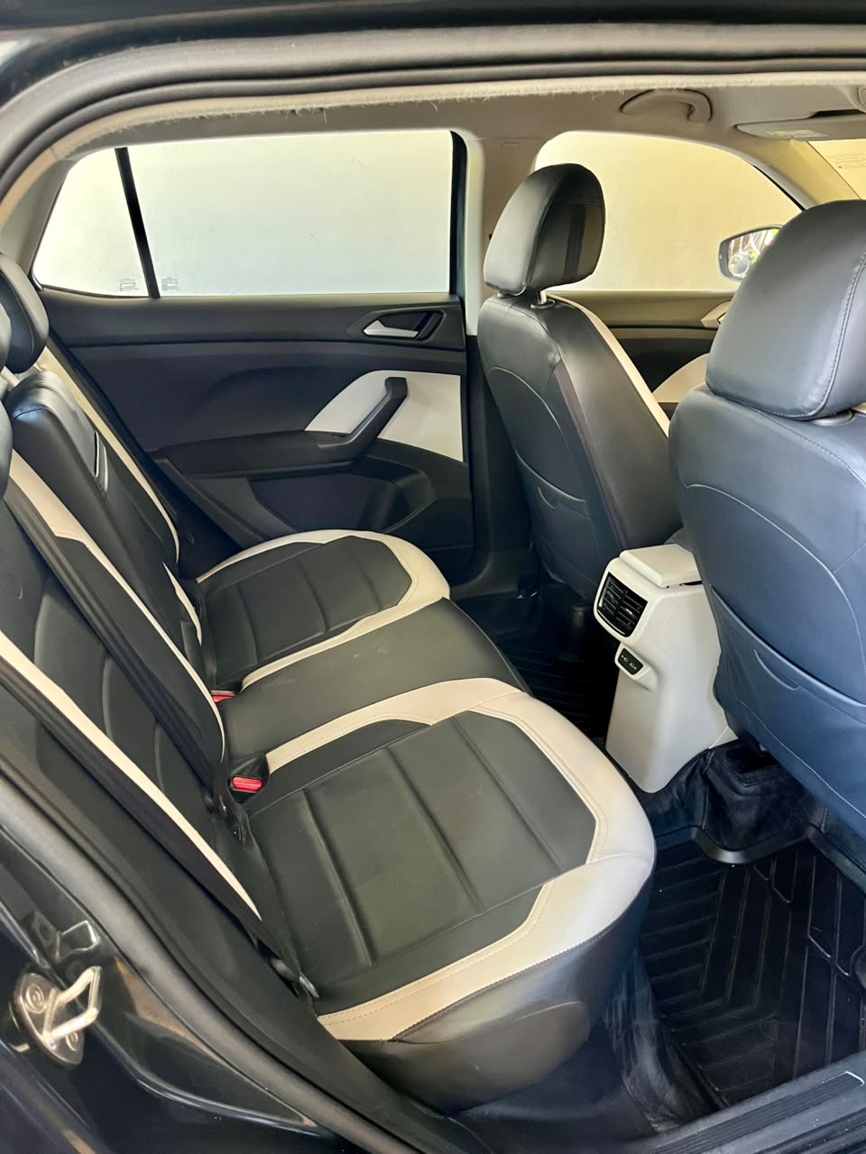 Volkswagen Tiguan - Image 8