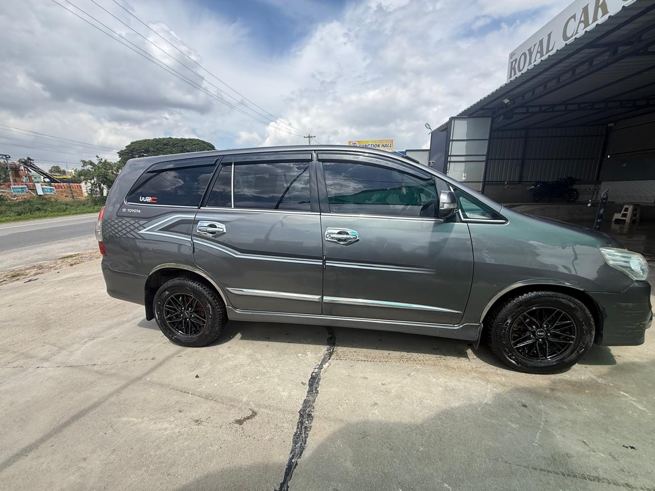 Toyota Innova - Image 9