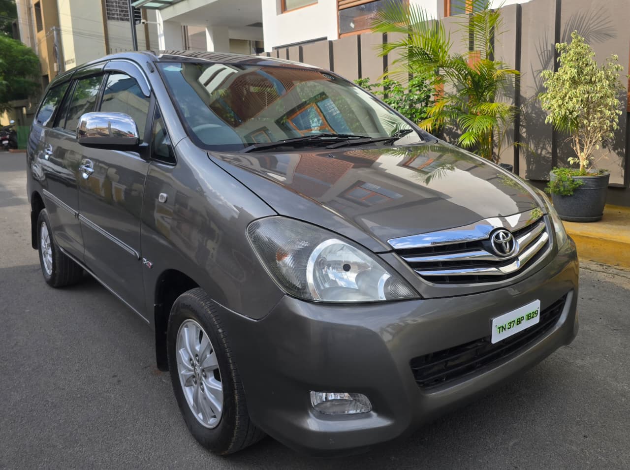 Toyota Innova - Image 2