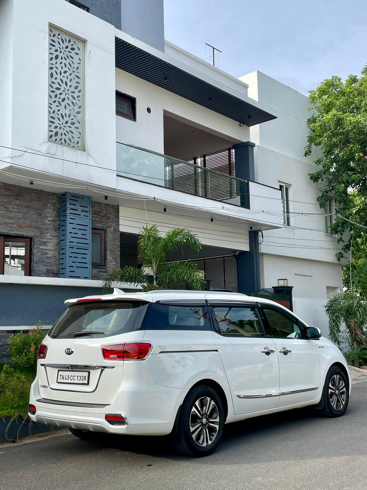 Kia Carnivel - Image 4
