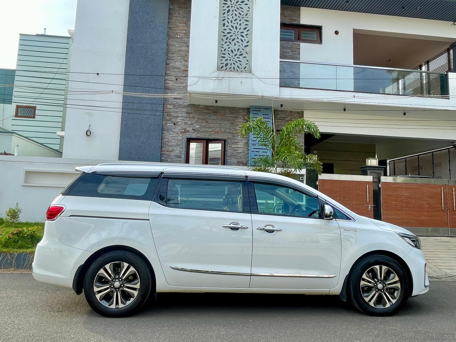 Kia Carnivel - Image 2