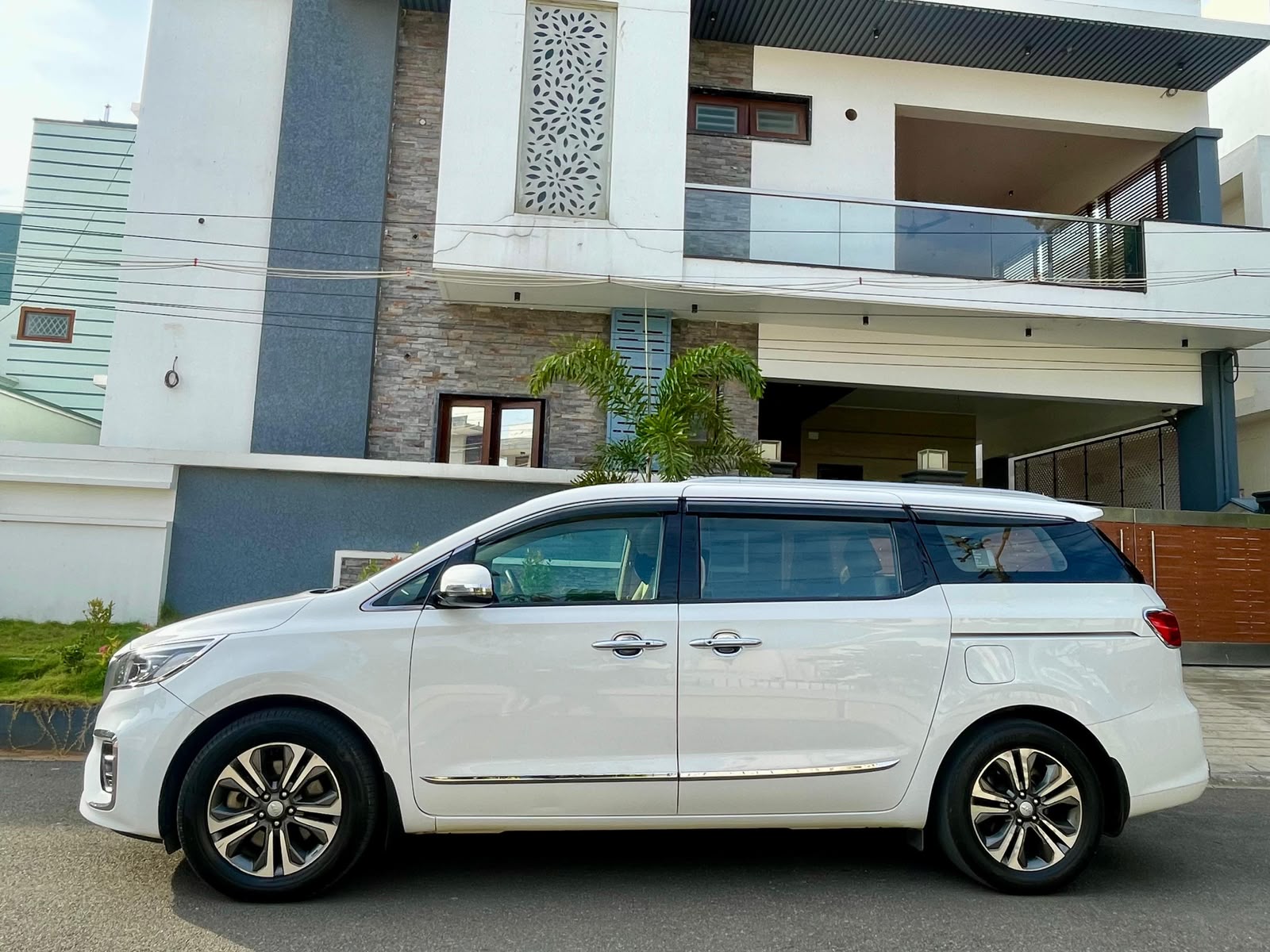 Kia Carnivel - Image 3