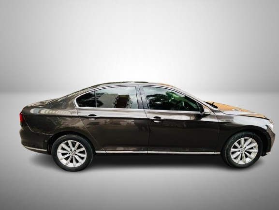 Volkswagen Passat - Image 7