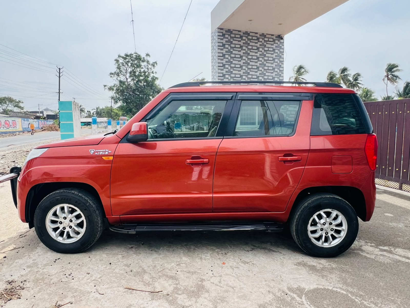 Mahindra TUV300 - Image 4