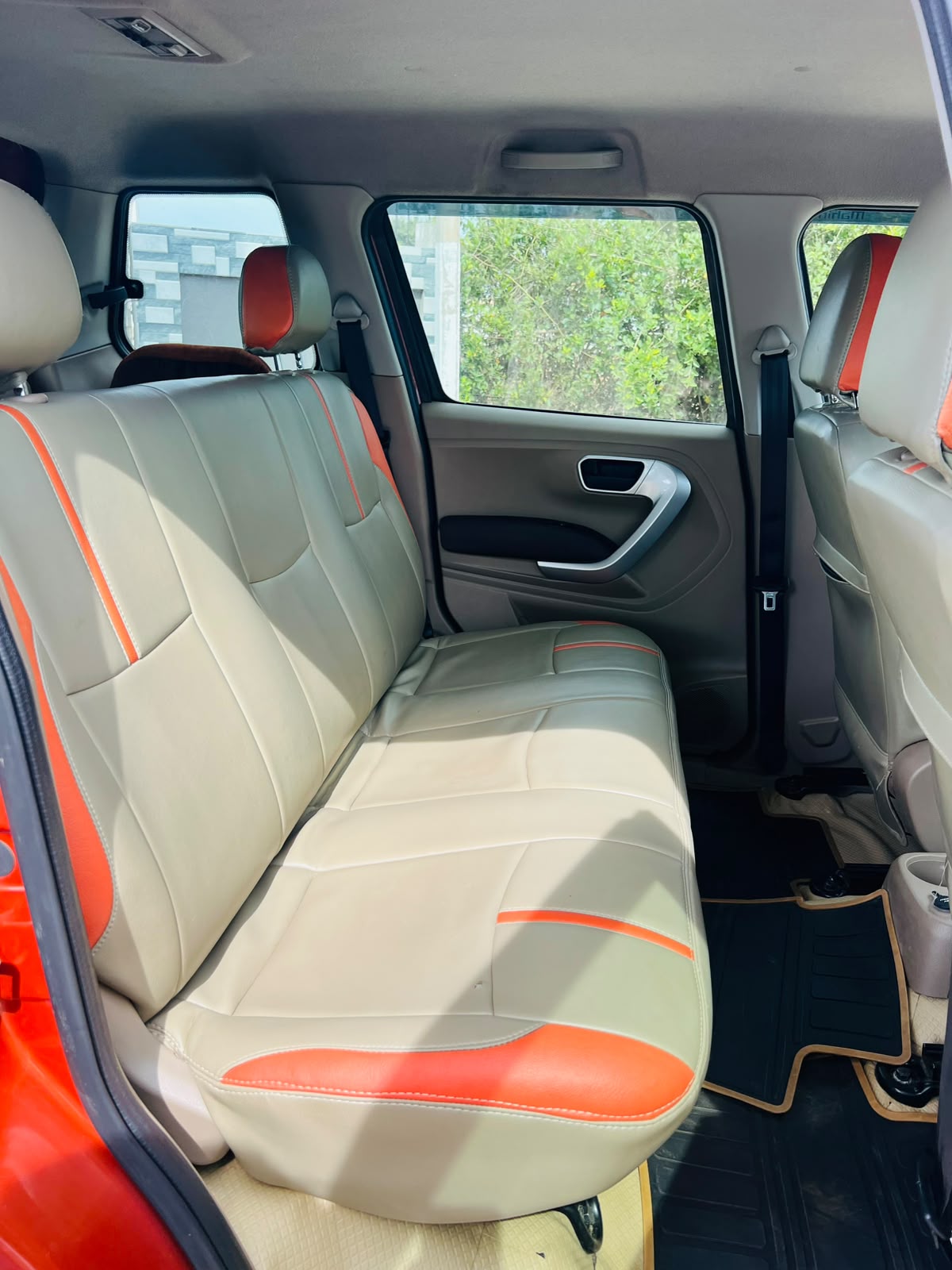 Mahindra TUV300 - Image 9