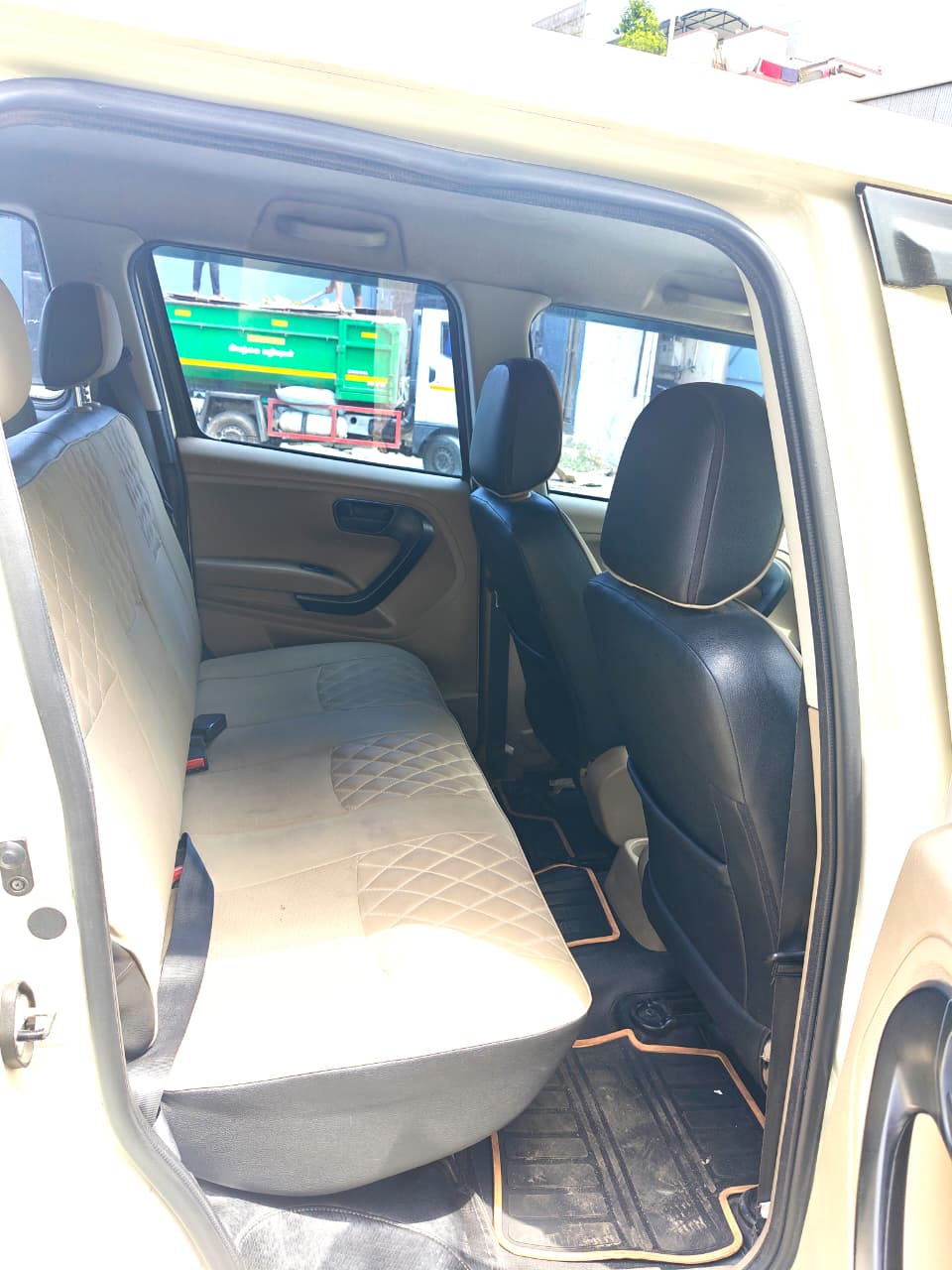Mahindra TUV300 - Image 3