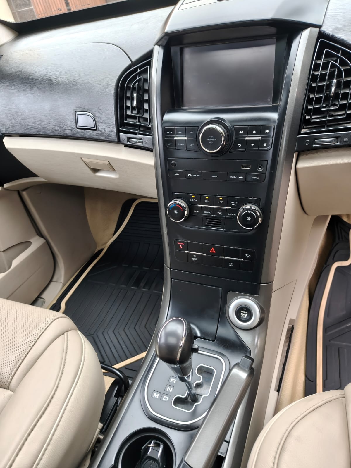 Mahindra XUV500 - Image 4