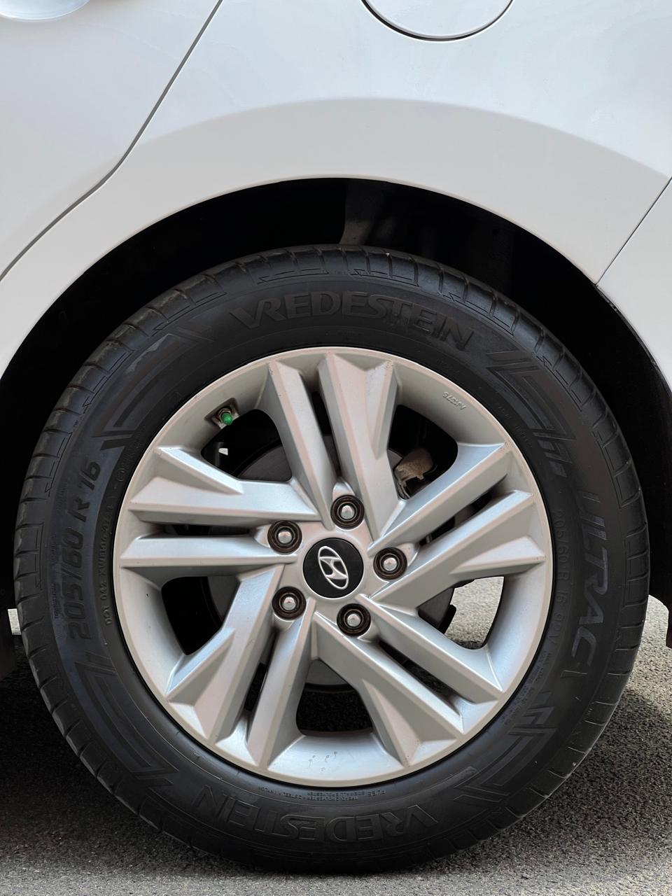 Hyundai Elantra - Image 14