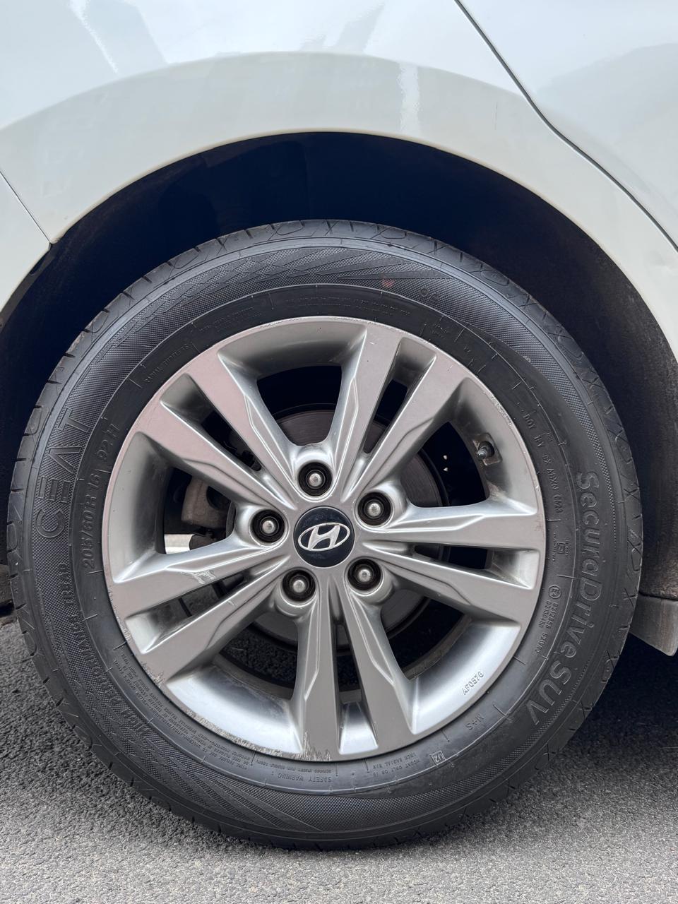 Hyundai Elantra - Image 13