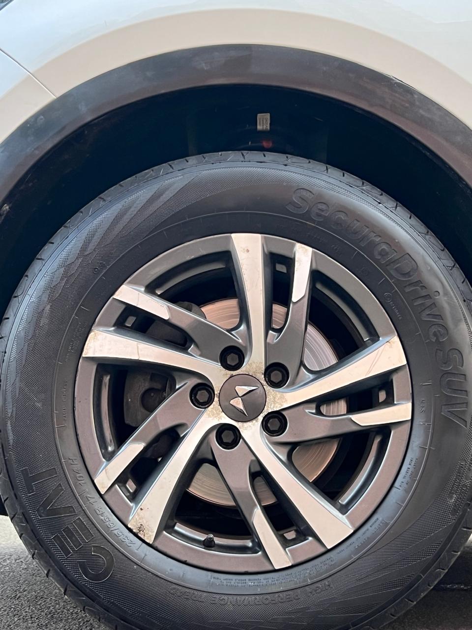 Mahindra XUV700 - Image 13