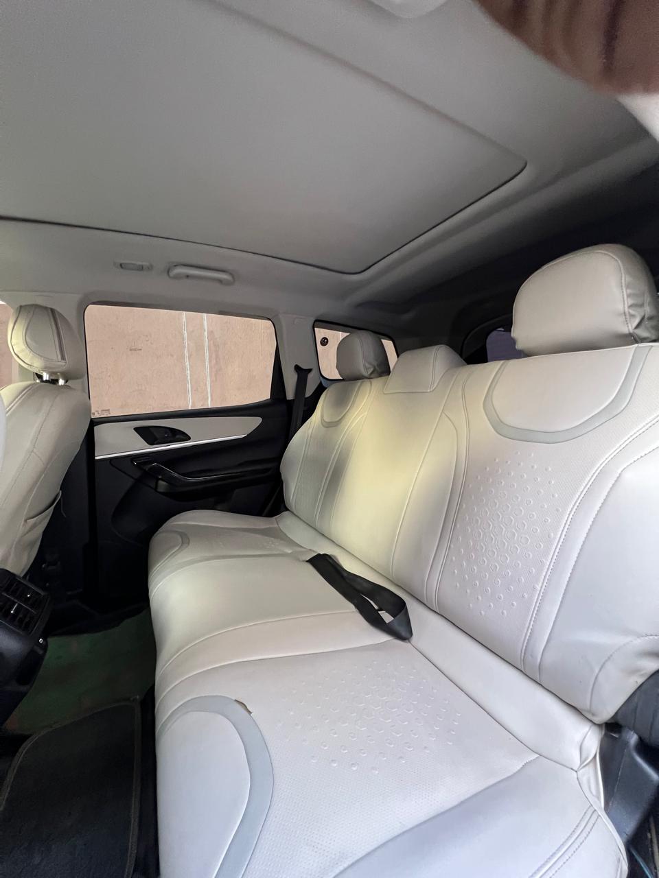 Mahindra XUV700 - Image 2