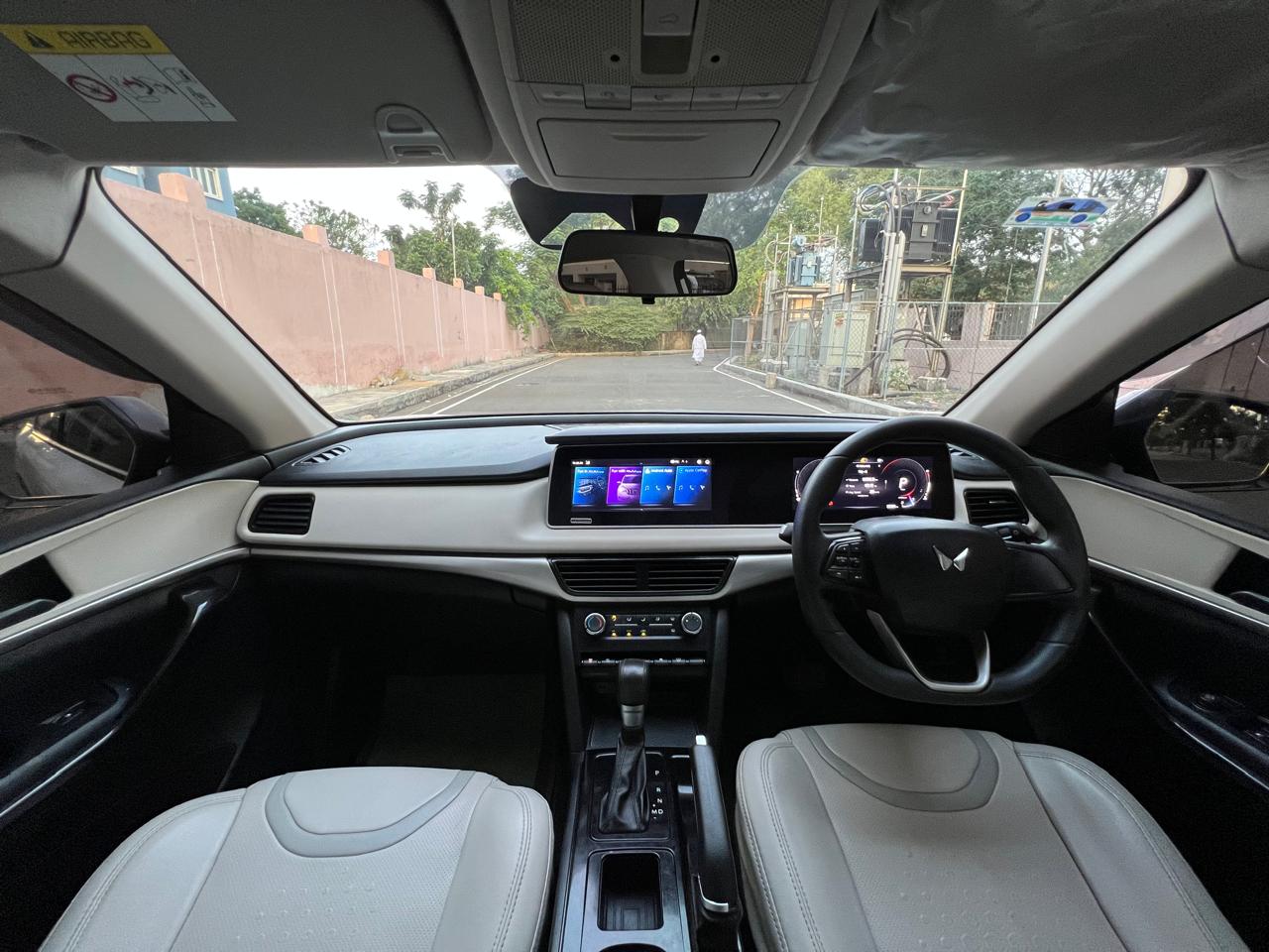 Mahindra XUV700 - Image 8