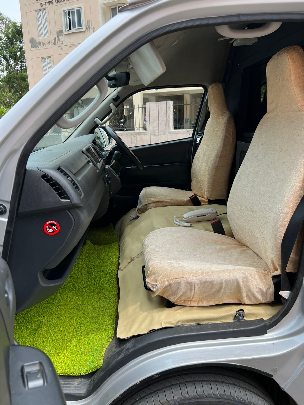 Toyota Hiace Van - Image 12