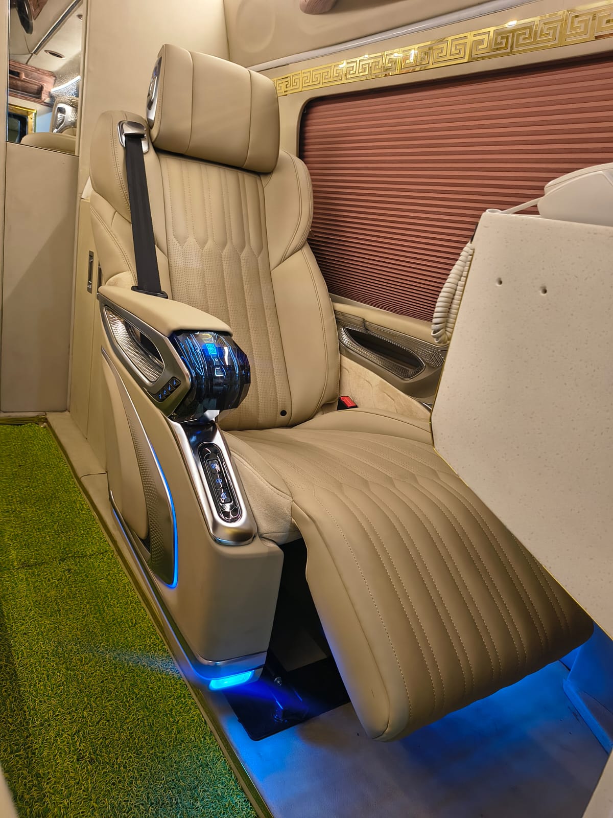 Toyota Hiace Van - Image 8