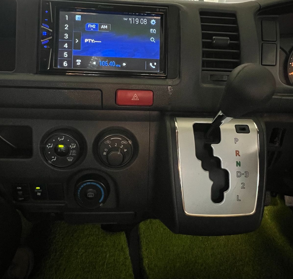 Toyota Hiace Van - Image 6