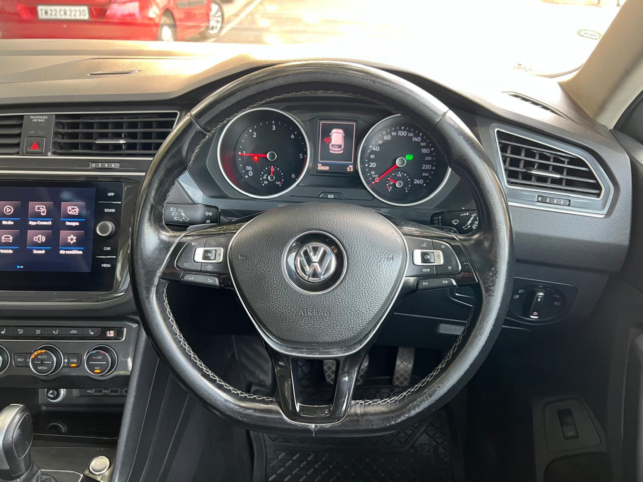 Volkswagen Tiguan - Image 8