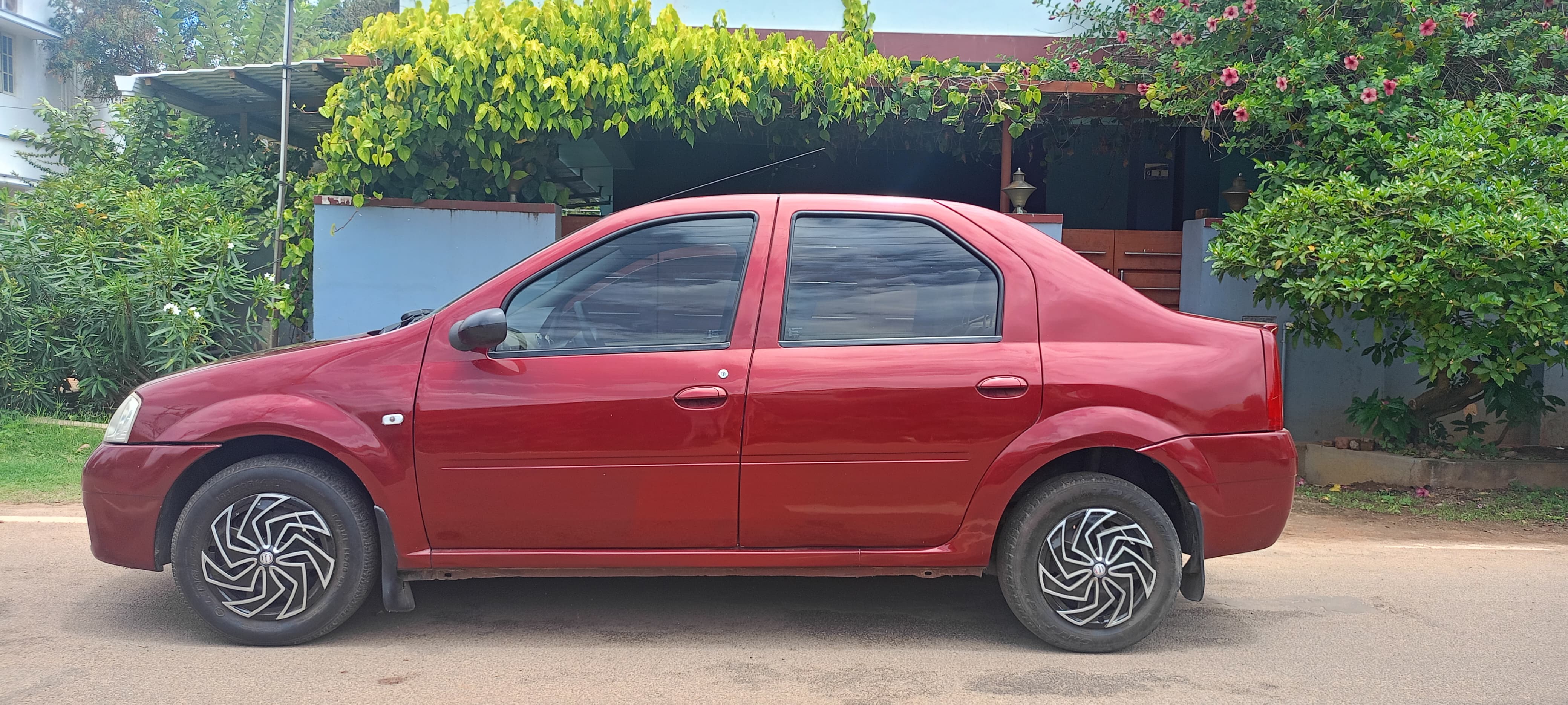 Mahindra logan - Image 3