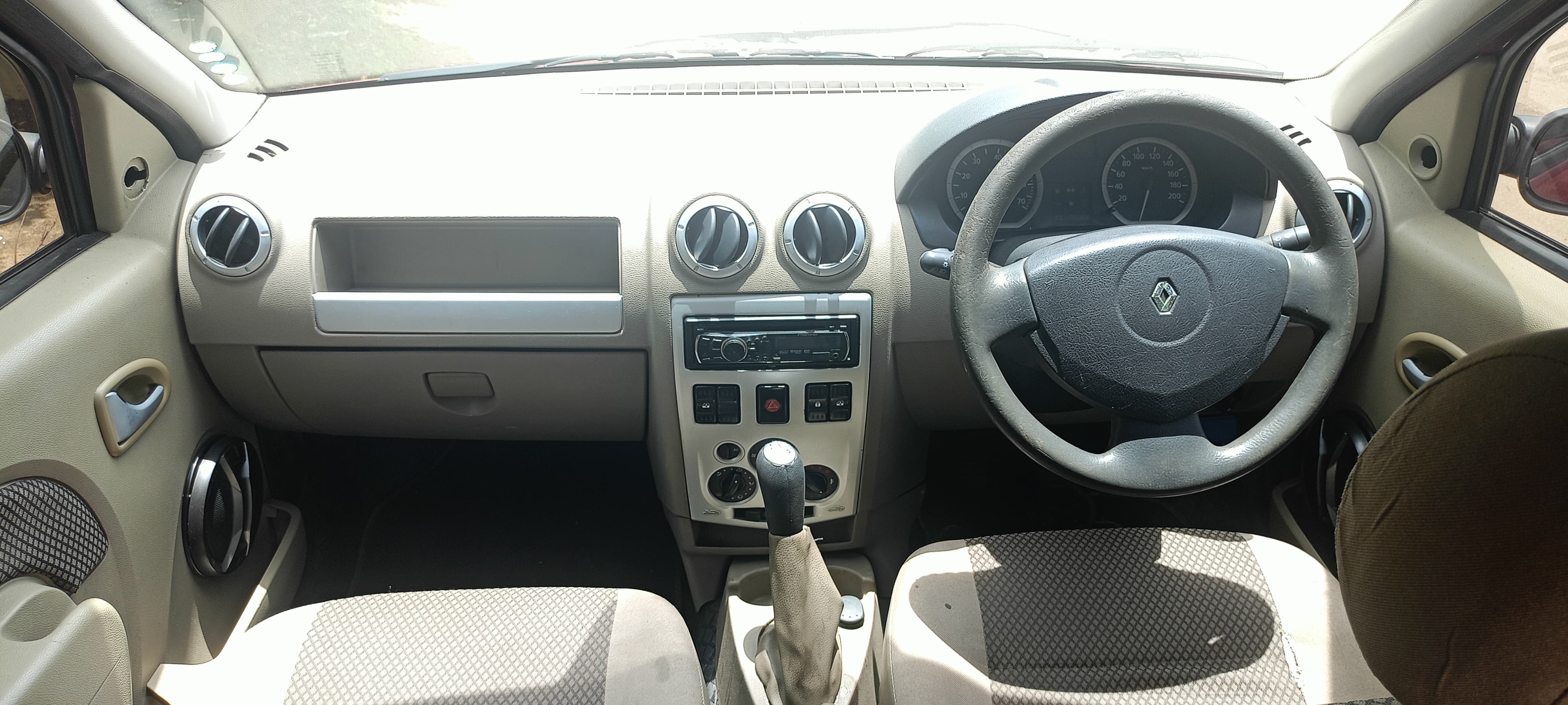 Mahindra logan - Image 5