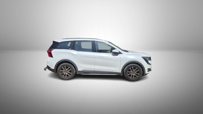 Mahindra XUV700 - Image 4