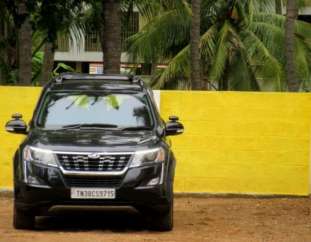 Mahindra XUV500 W7