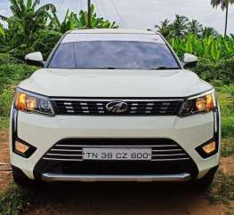 Mahindra XUV300 W8