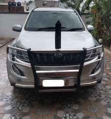 Mahindra XUV500 W9