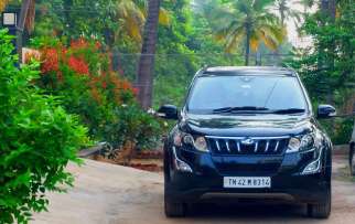 Mahindra XUV500 W10